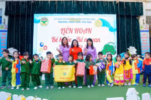 Cô Nguyễn Thị Ngọc Yến (bìa phải) cùng đồng nghiệp và học trò. Ảnh: NVCC.