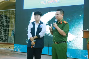 Học sinh được diễn giả hướng dẫn cách nhận biết một số loại ma túy tổng hợp thế hệ mới để chủ động phòng tránh.