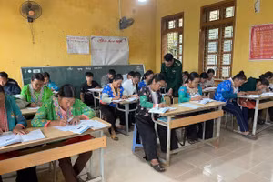 Người thầy mang quân hàm xanh tích cực tham gia xóa mù chữ cho người dân. Ảnh: Quỳnh Chi.