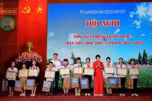 Các em học sinh xuất sắc được lãnh đạo thị xã khen thưởng. Ảnh: Phòng GD&ĐT Sơn Tây cung cấp.