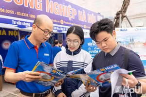 Thí sinh nghe tư vấn tuyển sinh năm 2026 tại Đại học Công nghiệp Hà Nội. Ảnh: NTCC.