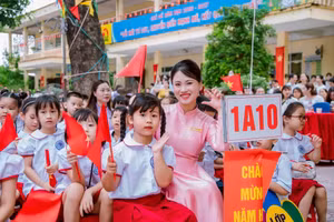 Cô trò Trường Tiểu học Yên Nghĩa (phường Yên Nghĩa, Hà Nội) chào đón năm học mới 2026-2027.