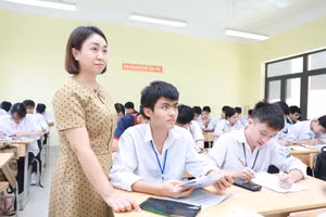 Cô Nguyễn Thị Huyền và em Nguyễn Thành Nam trong giờ Toán trên lớp. Ảnh: Đình Tuệ.