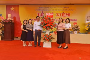Thầy Trần Duy Trung chụp ảnh cùng các giáo viên tại một sự kiện do trường tổ chức. 