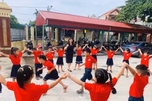 Cô trò Trường Tiểu học A Hải Xuân, xã Hải Xuân (Ninh Bình) trong một giờ ra chơi. 