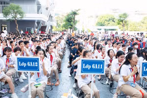 Hàng nghìn học sinh Trường THCS Hà Đông lắng nghe thông điệp, ý nghĩa của Ngày Quốc tế Trẻ em gái 11/10.