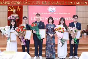 Nhà giáo Nguyễn Thị Nhiếp chúc mừng các tân Đảng viên trẻ được kết nạp. 