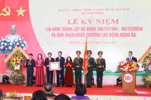Bí thư Thành ủy Hà Nội Bùi Thị Minh Hoài trao Huân chương Lao động hạng Ba của Chủ tịch nước cho Đảng bộ, chính quyền và nhân dân quận Hà Đông. Ảnh: Đình Tuệ.