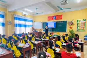 Cô trò Trường Tiểu học Hòa Hậu, xã Nam Lý, tỉnh Ninh Bình trong giờ học. 