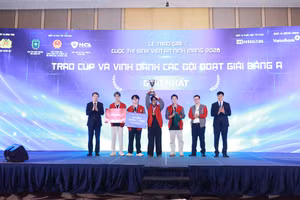 Thứ trưởng Phạm Quang Hưng (trái) và Đại tá Nguyễn Hồng Quân trao giải Nhất cho đội thi đến từ Học viện Công nghệ Bưu chính viễn thông. Ảnh: Đình Tuệ.