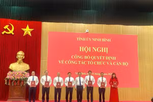 Lãnh đạo UBND tỉnh Ninh Bình trao quyết định bổ nhiệm Giám đốc Sở GD&ĐT Ninh Bình cho ông Nguyễn Tiến Dũng (thứ 4 từ trái sang) và 6 Phó Giám đốc Sở. (Ảnh: Sở GD&ĐT Ninh Bình)