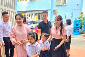 Trẻ vào lớp 1 tại Trường Tiểu học THCS Chương Dương, Hà Nội. 