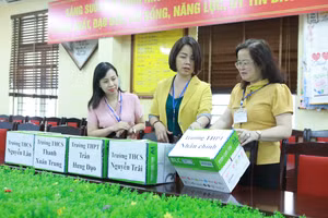 Lãnh đạo điểm thi tại Trường THCS Tây Mỗ, quận Nam Từ Liêm kiểm tra các thùng chứa điện thoại cá nhân của cán bộ làm công tác thi trong các ngày thi. 