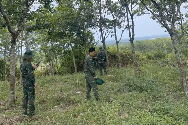 Bộ đội khảo sát khu vực rừng cao su ở xã Cồn Tiên.
