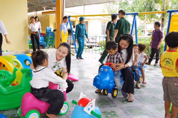 Cô và trò Trường Mầm non Ngân Thuỷ với các trò chơi tại mô hình. Ảnh: Ngọc Thanh