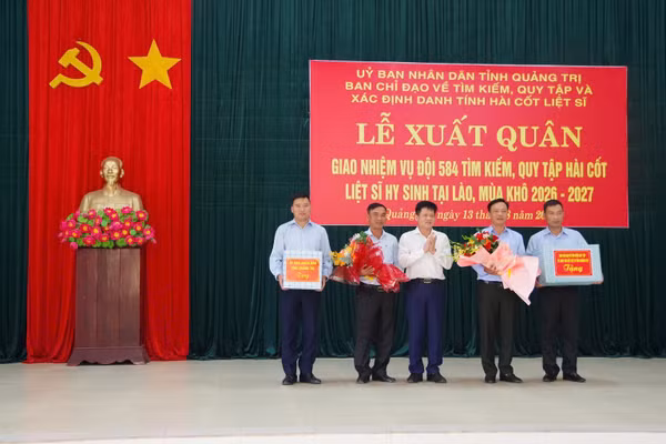Ông Lê Văn Bảo, Phó Chủ tịch UBND tỉnh tặng quà động viên các cán bộ Đội 584.