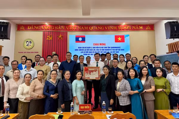 Đoàn cán bộ quản lý, giáo viên và học sinh tỉnh Savannakhet đến tìm hiểu, giao lưu tại Trường THPT Phan Đình Phùng.