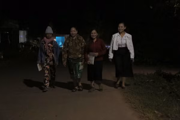 Màn đêm buông xuống, các chị phụ nữ Pa Kô ở xã Lìa, tỉnh Quảng Trị gọi nhau đến lớp học xóa mù chữ.