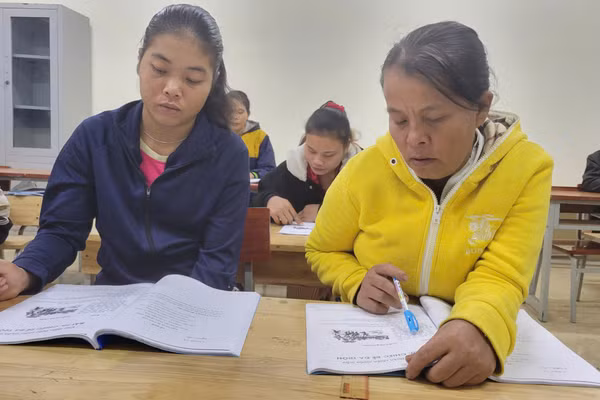 Nhiều phụ nữ lớn tuổi người Rục tham gia lớp học xóa mù chữ.
