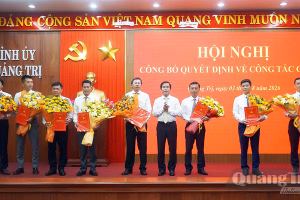 Ông Nguyễn Văn Phương, Bí thư Tỉnh ủy trao quyết định bổ nhiệm lãnh đạo các đơn vị. Ảnh: Báo Quảng Trị