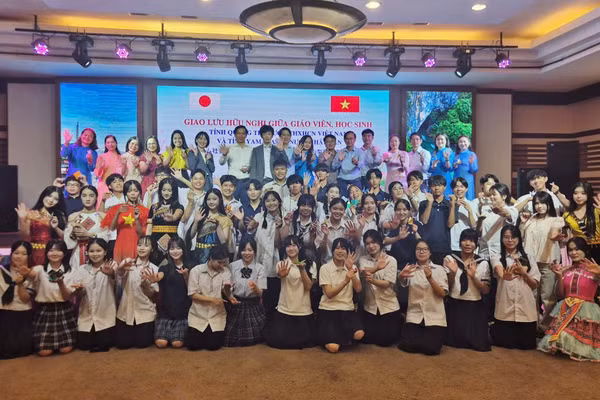 Cán bộ, giáo viên và học sinh 2 tỉnh chụp ảnh lưu niệm.