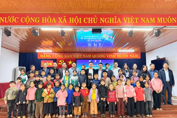 Đại diện Sở GD&ĐT tỉnh Quảng Trị, Công đoàn VNPT - IT, VNPT Quảng Trị trao quà cho thầy trò vùng khó thuộc xã Tuyên Phú, tỉnh Quảng Trị.