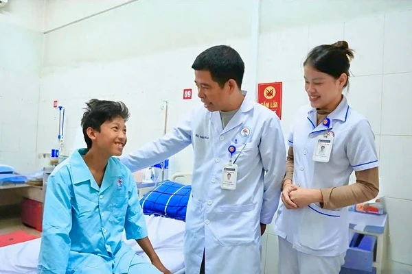 Bệnh nhân đã hồi phục, có thể ngồi dậy nói chuyện.