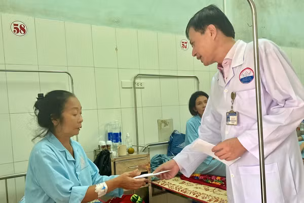 Lãnh đạo bệnh viện thăm hỏi, giải thích sự cố cho bệnh nhân.
