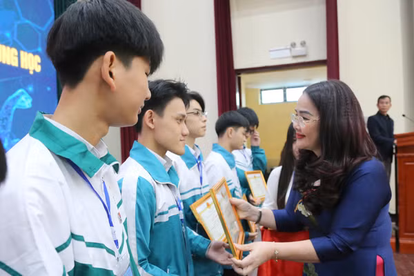 Bà Lê Thị Hương - Giám đốc Sở GD&ĐT tặng Giấy khen cho các học sinh. 