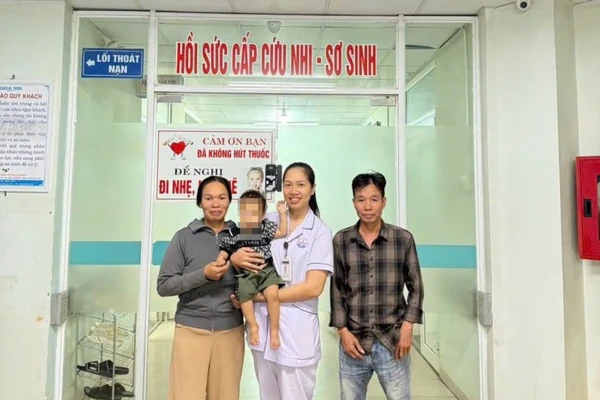 Cháu bé được xuất viện sau hơn 1 tuần điều trị tại bệnh viện đa khoa tỉnh.