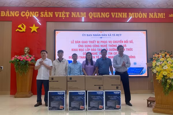 Lãnh đạo xã Tà Rụt bàn giao thiết bị cho các thôn trên địa bàn, phục vụ hoạt động chuyển đổi số.