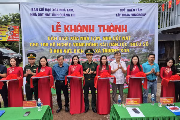 Ban Chỉ huy BĐBP tỉnh Quảng Trị phối hợp nhà tài trợ khánh thành, bàn giao 100 căn nhà cho người dân.