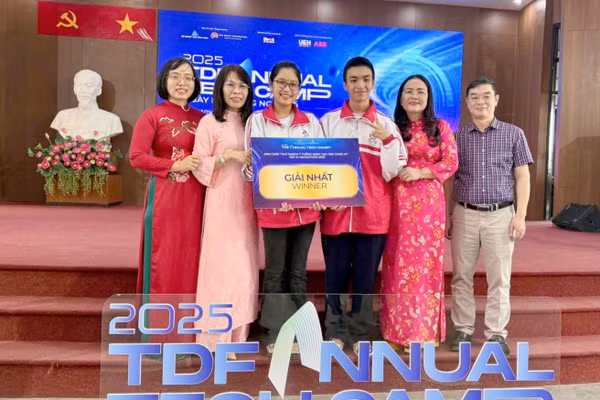 Dự án EchoMind (Trường THPT chuyên Lê Quý Đôn) đạt giải Nhất sân chơi AI Hackathon.