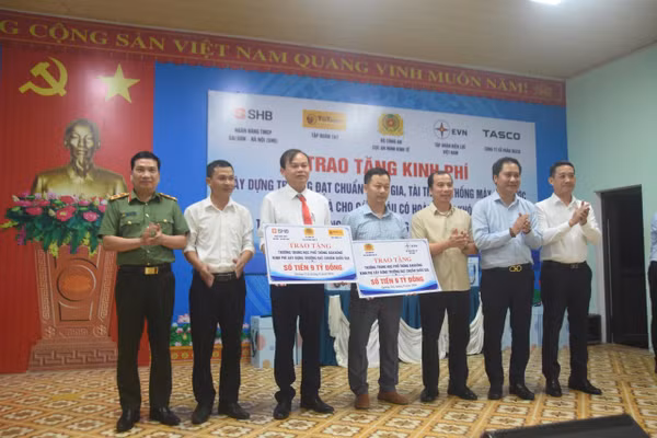 Trao biển tượng trưng tài trợ xây dựng trường đạt chuẩn quốc gia cho Trường THPT Đakrông.