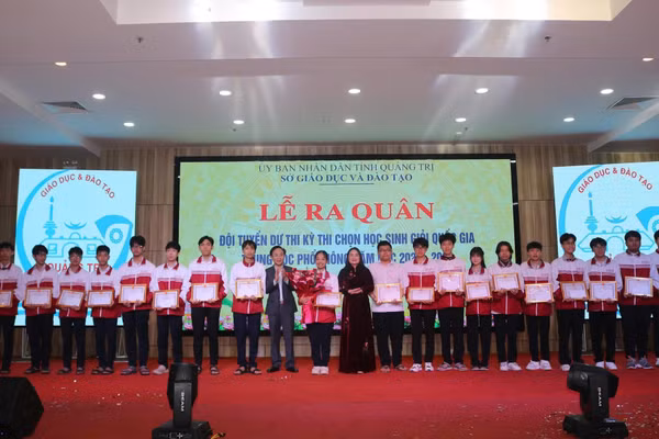 Ông Hoàng Xuân Tân, Phó Chủ tịch UBND tỉnh Quảng Trị và bà Lê Thị Hương - Giám đốc Sở GD&ĐT tặng quà động viên các học sinh trong đội tuyển.