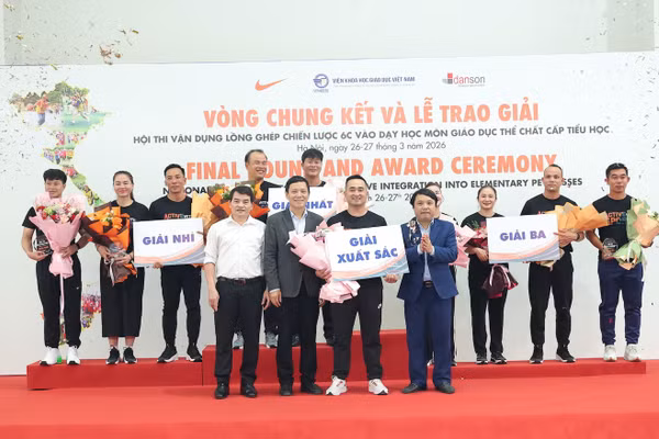 Đại diện Bộ GD&ĐT và Viện KHGD Việt Nam trao giải cho các đội.