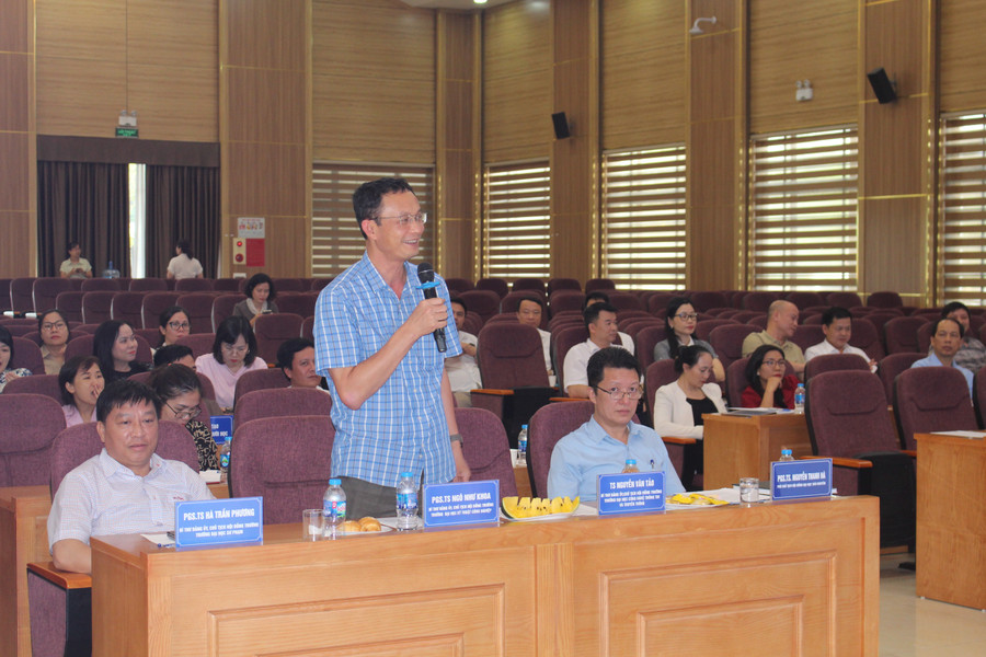 PGS.TS Ngô Như Khoa - Chủ tịch Hội đồng Trường Đại học Kỹ thuật Công nghiệp trao đổi tại Hội nghị. img-2061.jpg