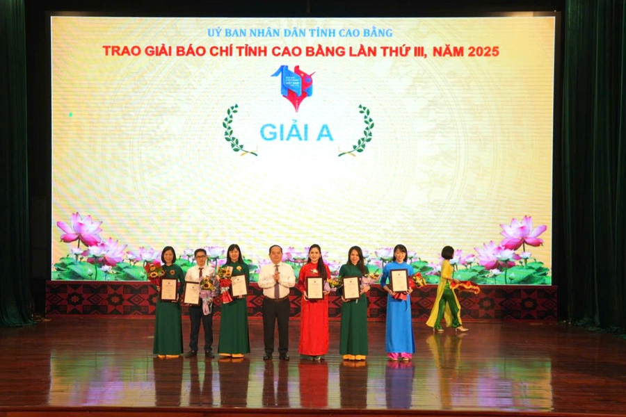 Bí thư Tỉnh uỷ Cao Bằng trao thưởng các nhóm tác giả đoạt giải A. img-9687.jpg