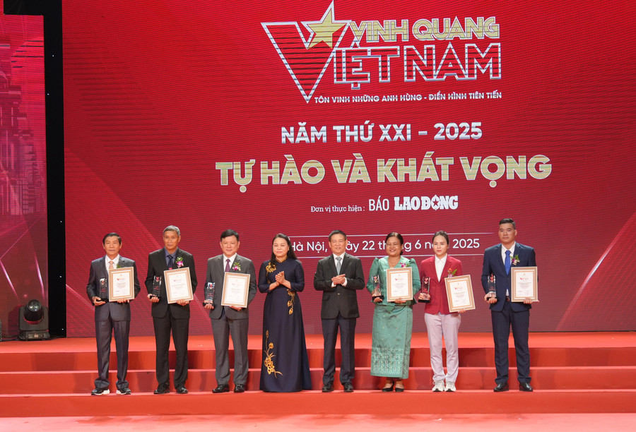 Ông Hồ Đức Phớc - Ủy viên Trung ương Đảng, Phó Thủ tướng Chính phủ và bà Nguyễn Thị Thu Hà - Ủy viên Trung ương Đảng, Phó Chủ tịch, Tổng Thư ký Ủy ban Trung ương Mặt trận Tổ quốc Việt Nam trao biểu trưng tới 6 nhân được vinh danh tại chương trình.