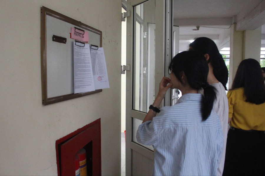 Thí sinh tại điểm thi Trường THPT Chuyên Thái Nguyên. thi-sinh-tai-diem-thi-truong-thpt-chuyen-thai-nguyen.jpg