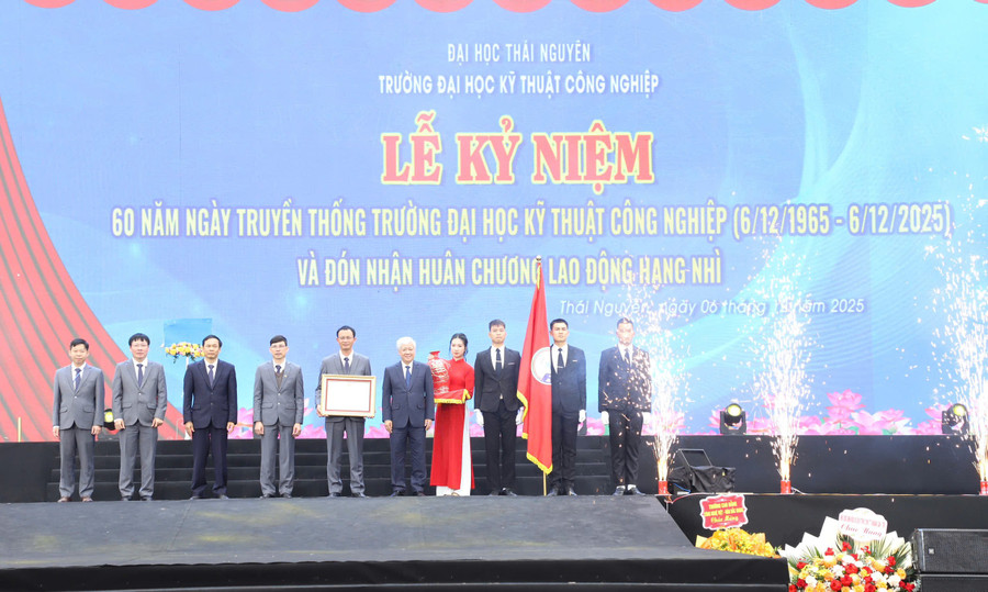 Ủy viên Bộ Chính trị, Phó Chủ tịch Thường trực Quốc hội Đỗ Văn Chiến chúc mừng thầy và trò nhà trường.