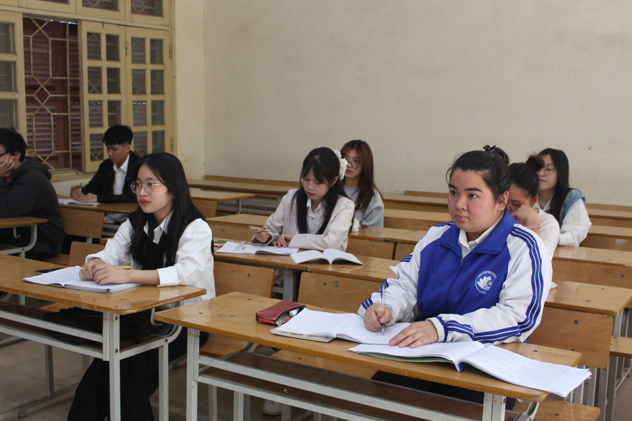 Hai sinh viên Khoa Toán - Tin đã xuất sắc giành nhiều học bổng trong quá trình học tập. img-1099.jpg