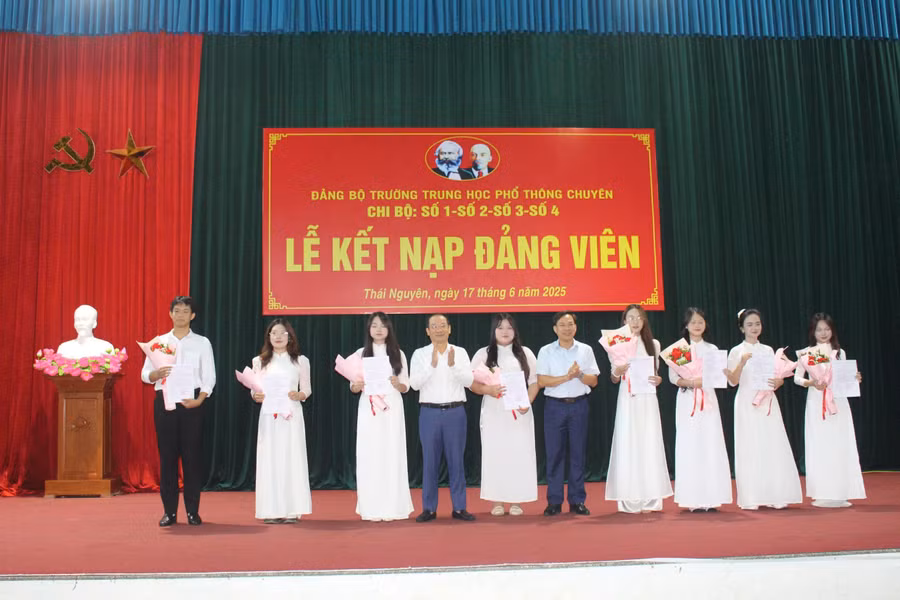 Ông Nguyễn Đức Thịnh – Phó Giám đốc Sở Giáo dục và Đào tạo tỉnh Thái Nguyên và ông Nguyễn Mạnh Hà – Phó Bí thư Thường trực Thành ủy Thái Nguyên chúc mừng các Đảng viên mới.