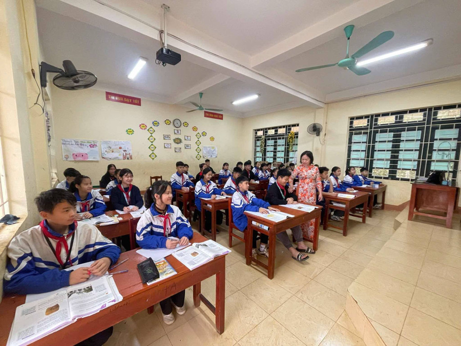 Cô và trò Trường PTDTNT THCS Chợ Mới, tỉnh Bắc Kạn nỗ lực ôn tập sẵn sàng cho kỳ thi tuyển sinh vào lớp 10 THPT. co-va-tro-truong-ptdtnt-thcs-cho-moi-tinh-bac-kan-no-luc-on-tap-san-sang-cho-ky-thi-tuyen-sinh-vao-lop-10-thpt.jpg