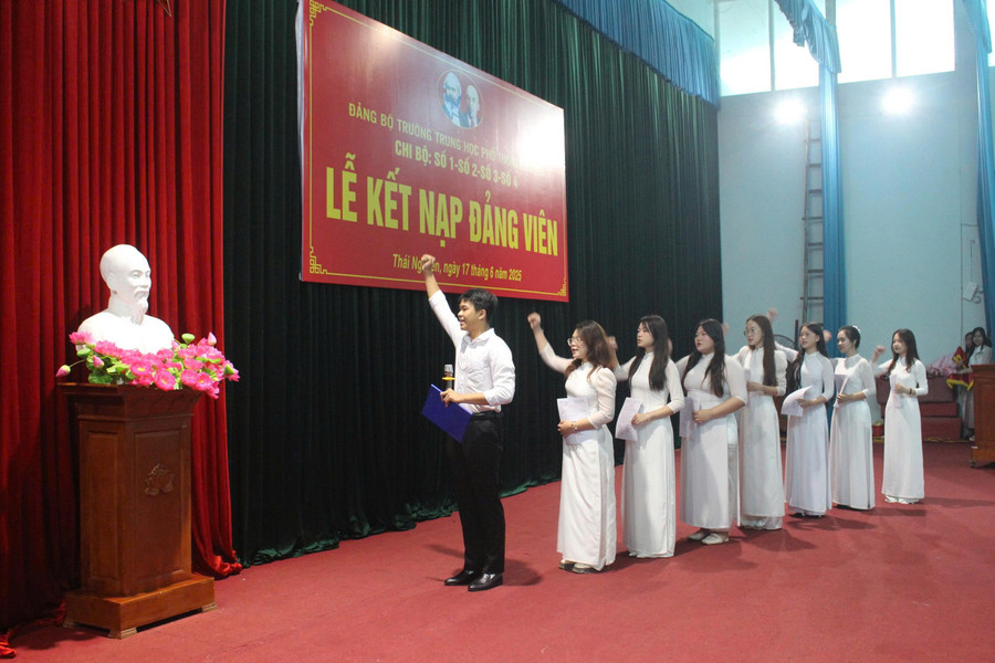 Các em học sinh được kết nạp Đảng tuyên thệ. hoc-sinh-duoc-ket-nap-dang-tuyen-the.jpg
