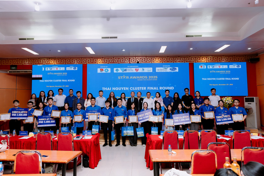 BTC trao giải thưởng cho các đội thi.