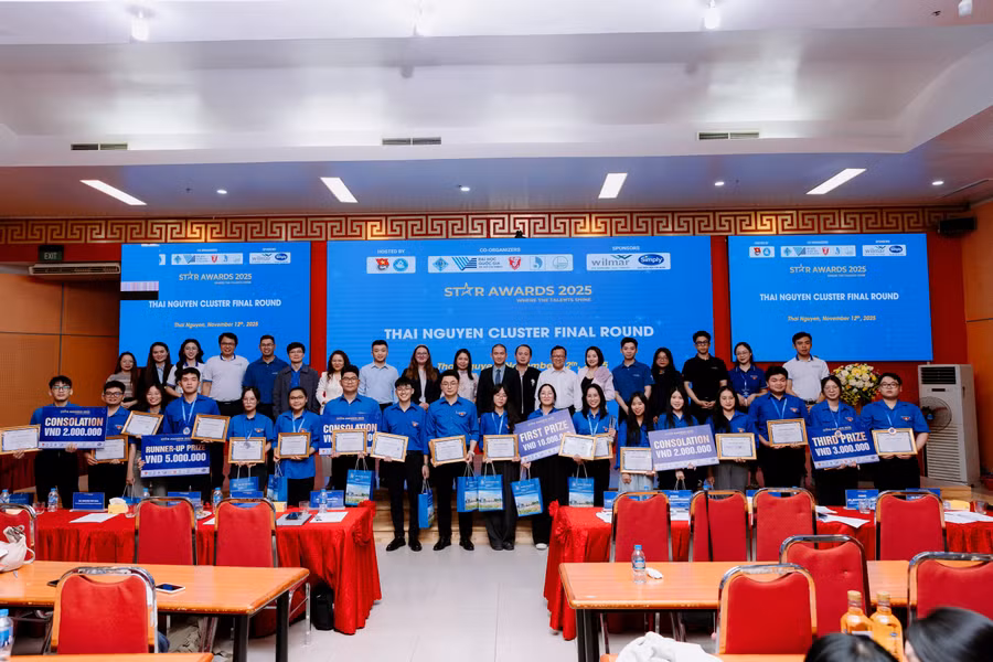 BTC trao giải thưởng cho các đội thi.