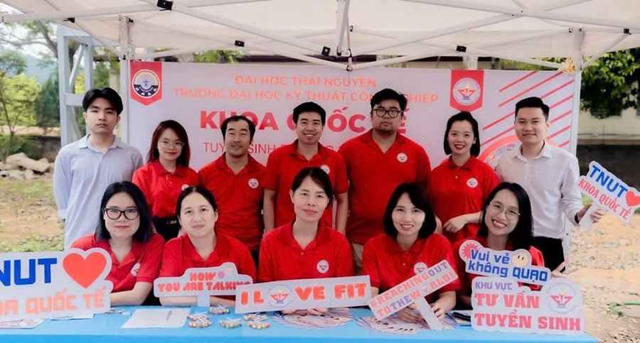 Trường Đại học Kỹ thuật Công nghiệp (ĐH Thái Nguyên) mở thêm ngành Kỹ thuật điện, điện tử và đẩy mạnh các ngày hội STEM, chương trình STEM & English Festival để các học sinh tiếp cận với giáo dục STEM và tiếng Anh. img-0265.jpg