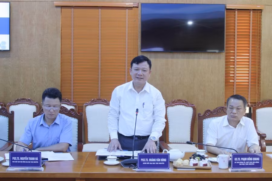 PGS.TS Hoàng Văn Hùng Giám đốc Đại học Thái Nguyên chia sẻ tại buổi làm việc.jpg