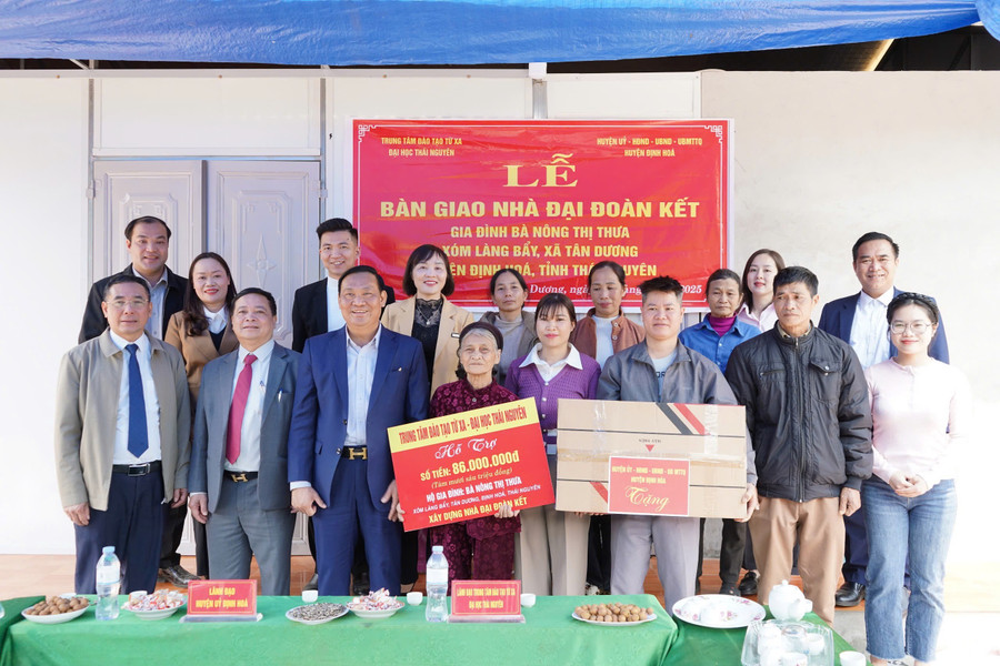 Lãnh đạo Trung tâm đào tạo từ xa Đại học Thái Nguyên và Huyện Định Hoá trao tiền hỗ trợ, quà tặng cho gia đình bà Nông Thị Thưa, xã Tân Dương, huyện Định Hoá.